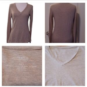 -- Gray/crem V-Neck Top